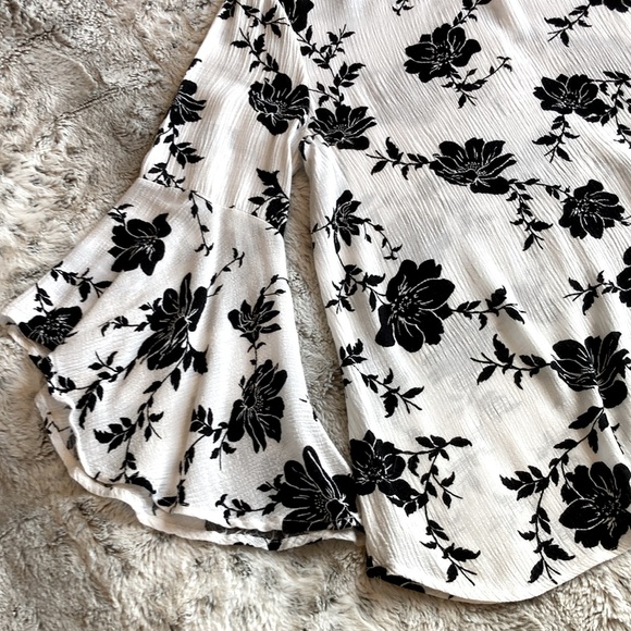 Lime n Chili bell sleeve top. Size Medium. - Picture 8 of 10